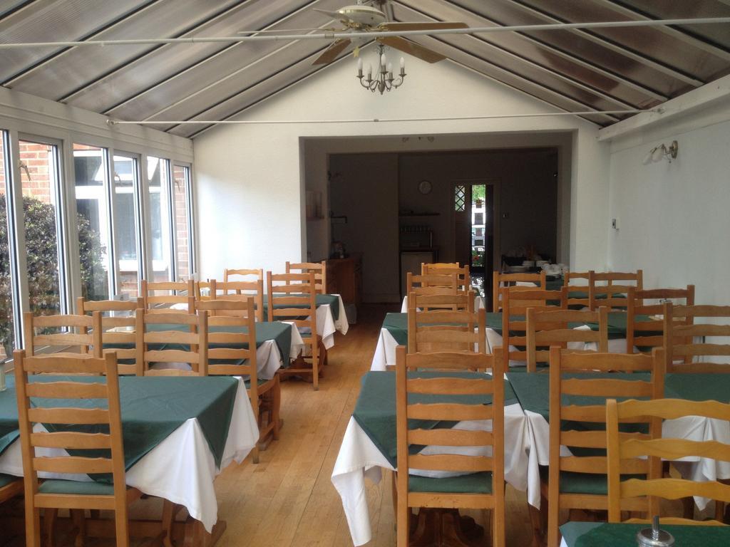 Gainsborough Lodge Horley Restoran foto